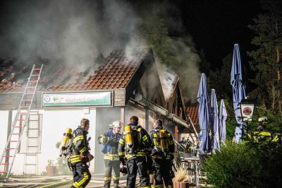 Winterbach: Tennisheim in Vollbrand
